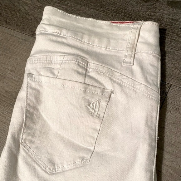 NWOT V.I.P. WHITE JEANS - Picture 5 of 5